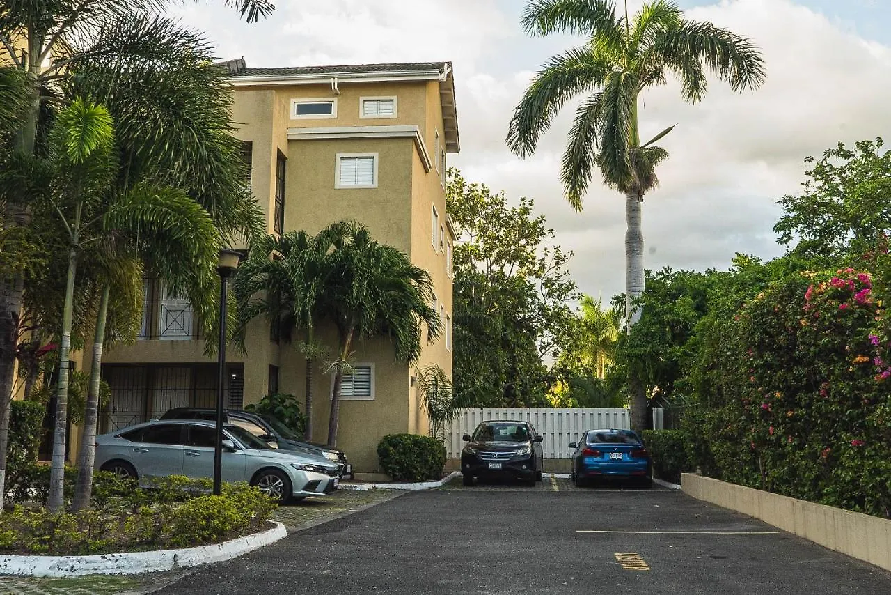 Luxury 2 Bedroom 2 Bathroom City Oasis Kingston Appartamento